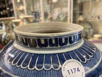 Een Japanse blauw-witte Arita vaas met een landschap, Edo, 17e eeuw
